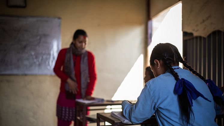Jente på skole i Nepal