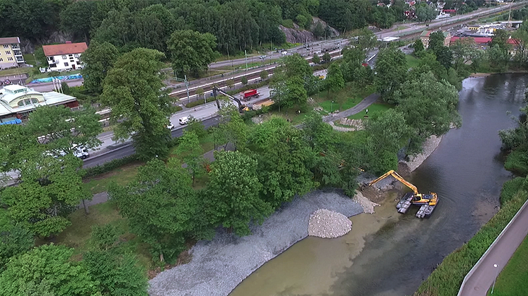 Stabiliseringsförstärkande åtgärder av Säveåns åbrinkar upp mot nya Yllebron i Partille. Bild: Powerphoto