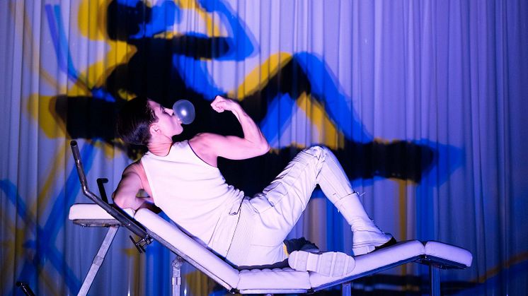 Skådespelaren Mille Bostedt gestaltar den första transpersonen, föreställningen ska gästspela i Finland hos Teater Viirus. Foto: Jacob och Johan Danielsson