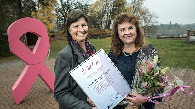 Jeanette Liljestrand Sigvardsson får Bröstcancerförbundets Utmärkelse av ordförande Susanne Dieroff Hay för hennes viktiga insatser för bröstcancerpatienter. Fotograf Bosse Johansson. Bilden fri för publicering.