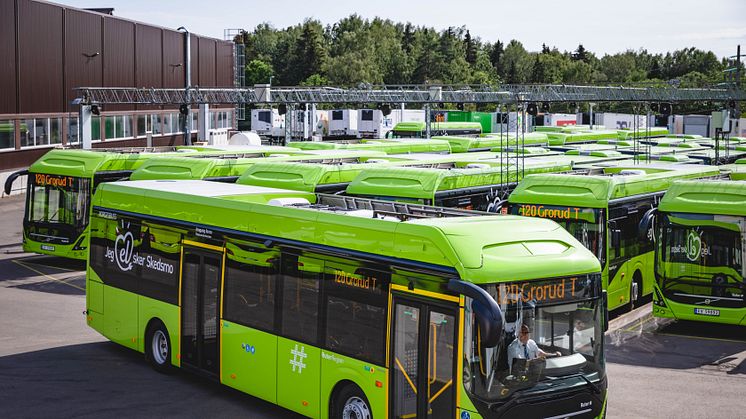 Søndag 30. juni kjørte den første elektriske regionbussen i rute på linje 120 med avgang fra Nesåsen klokken 06.25 i retning Grorud T.  Foto: Ruter As/RedInk Krister Sørbø