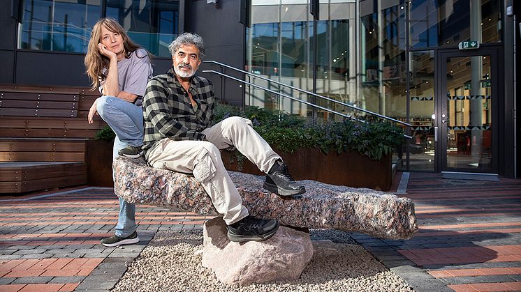 Jelena Rundqvist och Haky Jasim vid skulpturen "Gungascenen", en av flera delar i konstgestaltningen "By Bergsjön" på Kulturhuset Bergsjön. 