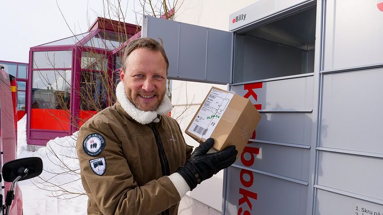 I dag ble de første pakkeboksene satt ut i Alta. Kenneth Tjønndal Pettersen, pressesjef i Posten, sier dette markerer starten på arbeidet med å doble antall utleveringssteder for pakker i gamle Finnmark fylke. Foto: Tore Oksnes, Posten