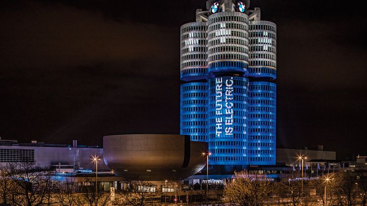 BMW Group juhlisti 100 000 myydyn sähköistetyn auton saavutusta valaisemalla pääkonttorinsa ”nelisylinteriset” tornit paristoiksi.
