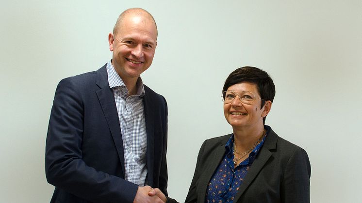 Gunnar Eikeland vd på Sparbanken Nord och Monica Johansson prefekt vid Luleå tekniska universitet är mycket nöjda efter överlämningen av fem miljoner kronor till universitetet.