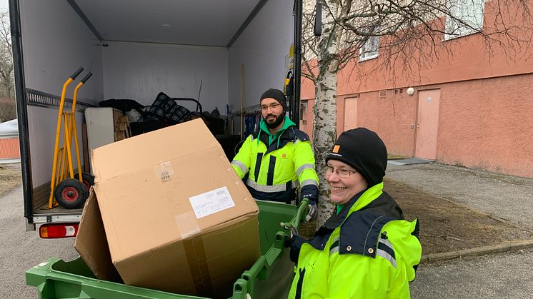 Katarina Forsström och Bashar Abdulzahra på Botkyrkabyggen arbetar med grovsopbilen. 