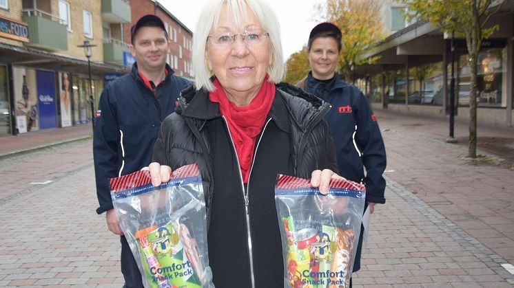 Monika Lindström tillsammans med Niklas Gunnarsson och Louise Dieck från Rapid Relief Team.