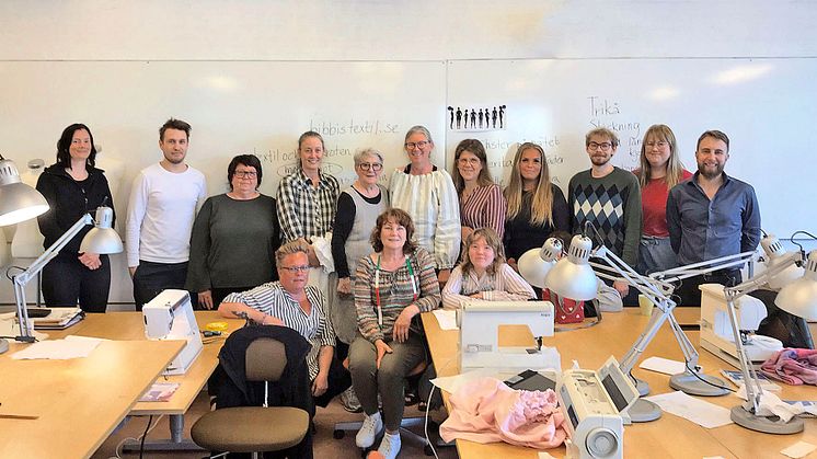 Uppskattade sykurser i klädsömnad på Textildesignskolan i Storvik, Gästrikland.