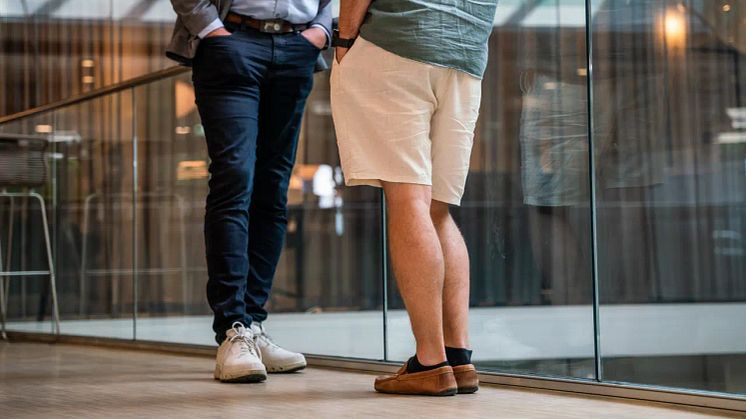 Tycker du att det är okej med shorts på jobbet? FOTO: Simployer