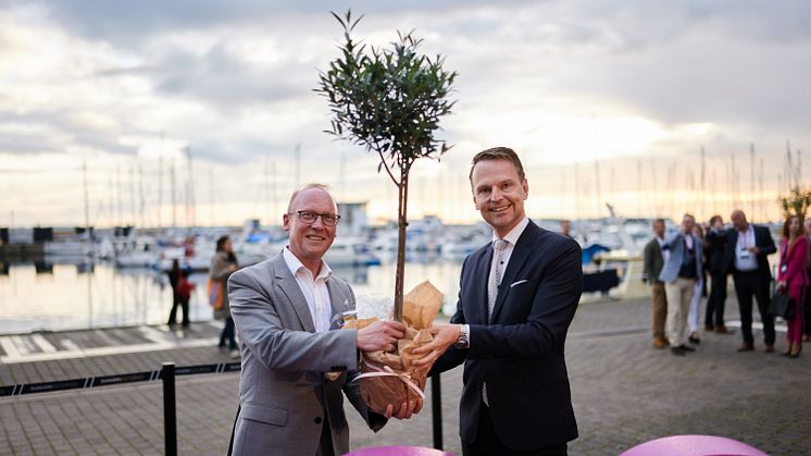 Welcome the next Urban Future hosting city and the hand over of the Urban Future tree to ﻿Stuttgart Mayor Thomas Fuhrmann.