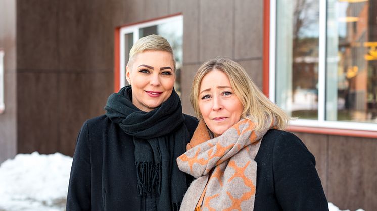 Madeleine Wetterberg Mendoza (t.v) och Helena Olbrich (t.h) är nominerade till "Årets UF-lärare". Foto: Skövde kommun/Mattias Nilsson