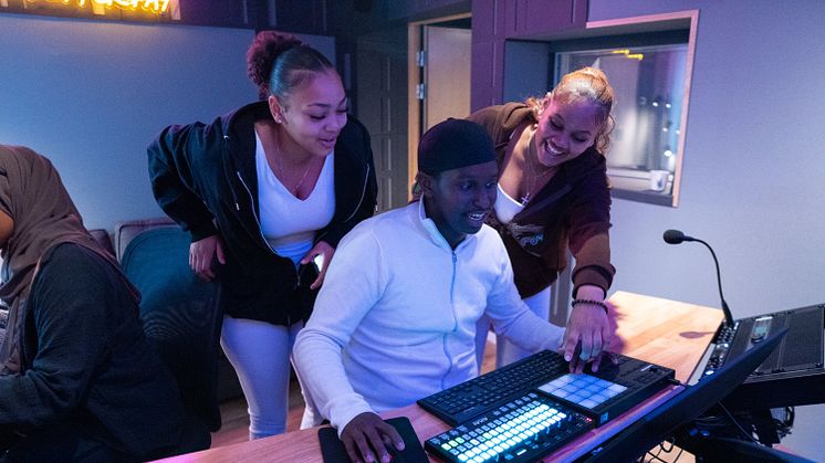 Michelle, Afeni och Hassan testar den nya studion i House of Tensta. Foto: Tuan Nguyen/Rädda Barnen