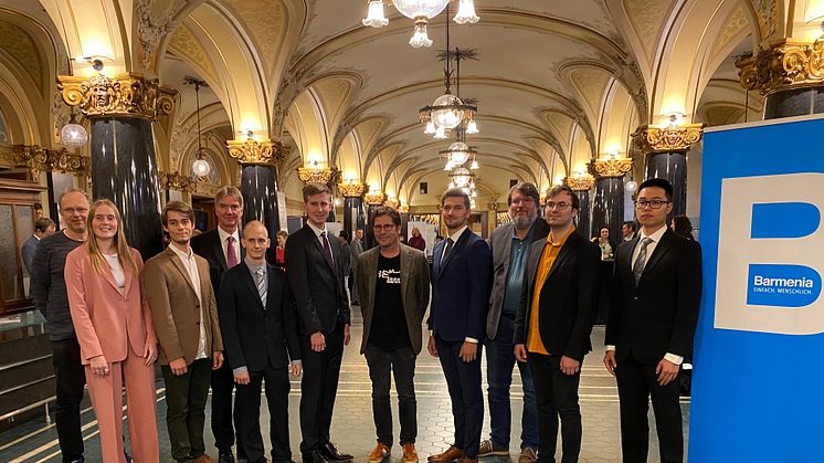 Die Preisträgerin und die Preisträger der BUW nach der Verleihung des Barmenia-Mathematik-Preises 2022 im Kreise ihrer Betreuer und dem Vorstandsmitglied der Barmenia, Ulrich Lamy, in der Historischen Stadthalle, Wuppertal. 