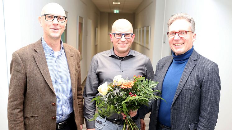 Oliver Pappert (Mitte) übernimmt am 1. April die Geschäftsführung der Hephata-Tochtergesellschaft hsde. Die Hephata-Vorstände Dr. Michael Gerhard (links) und Maik Dietrich-Gibhardt (rechts) gratulieren.