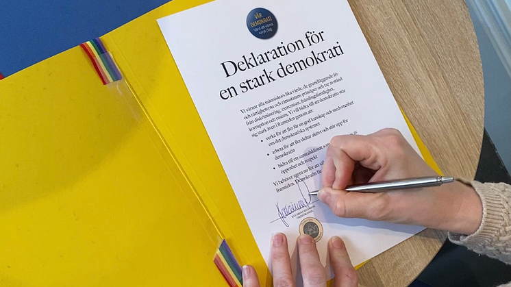 Örebro Läns Bildningsförbund skriver under demokrati-deklarationen