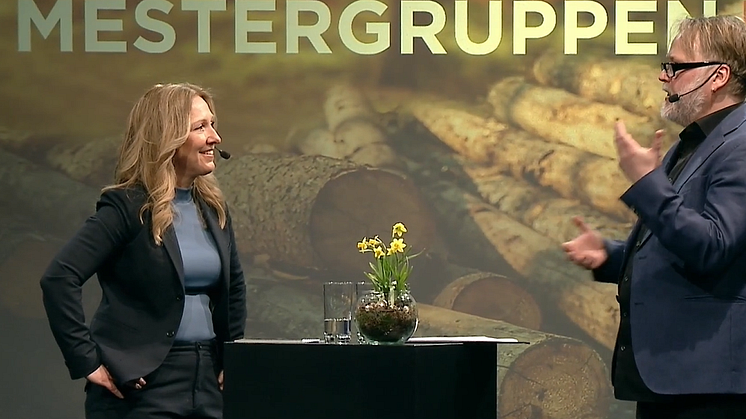 På bilden syns Karin Eriksson, vd Mestergruppen Sverige, och moderator Mats Randér under Mestergruppen Sverige AB:s årsstämma och årsmöte.