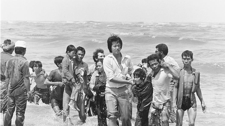 Vietnamesiska flyktingar tar sig upp på strand