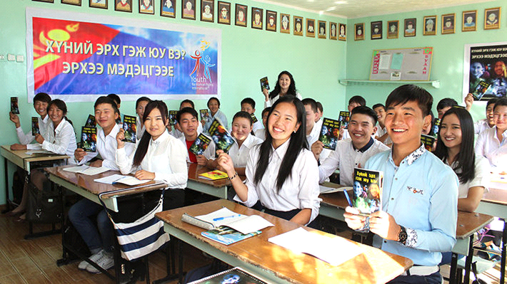Elever i Ulaanbaatar under en lektion med Ungdomar för Mänskliga Rättigheter.