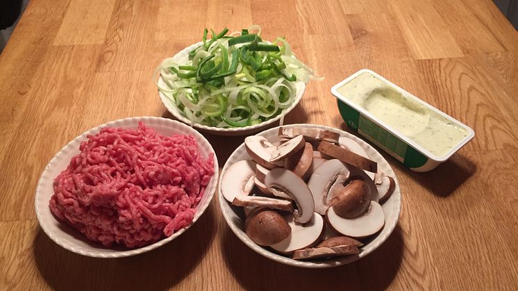 Ingredienser til tysk porresuppe med ost og hakket kød