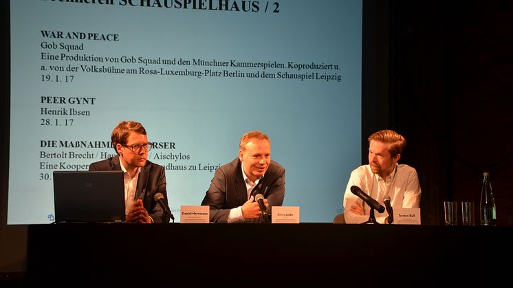 Enrico Lübbe (Mitte) stellt die Premieren der Spielzeit 2016/17 vor