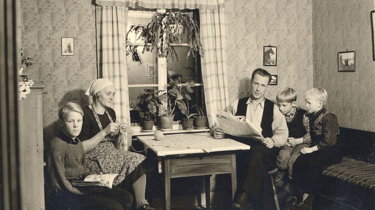 Tusentals skolbarn deltog i insamlingen som ägde rum 1942. Bland andra Torbjörn, här med sin familj i Jämtland. Foto: Nordiska museet.
