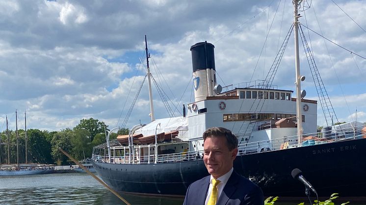 I 106 år fick namnärendet ligga i träda. Idag fick Stockholms kanske attraktionstätaste strandpromenad sitt namn - Djurgårdsstrand, när stadsbyggnadsborgarrådet Joakim Larsson klippte bandet.