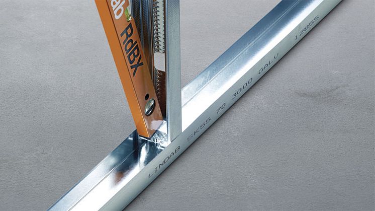 Lindabs stållægter er produceret i tyndt stål, så vægten er lav. Stållægterne leveres i fixmål til byggepladserne, så de kan bruges med det samme uden at skulle rettes til i længden.