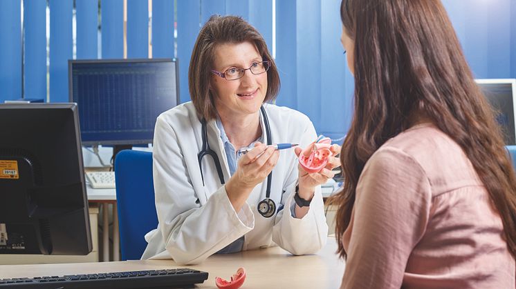 Eine Schwangerschaft mit angeborenem Herzfehler sollte frühzeitig geplant sein: Prof. Dr. Tanja Rädle-Hurst, EMAH-Spezialistin und -Stiftungsprofessorin der Deutschen Herzstiftung, im Gespräch mit einer Patientin.