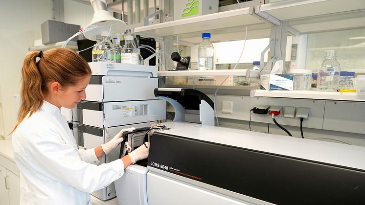 Eine Studentin der TH Wildau bei der wissenschaftlichen Arbeit im Labor. (Bild: TH Wildau)