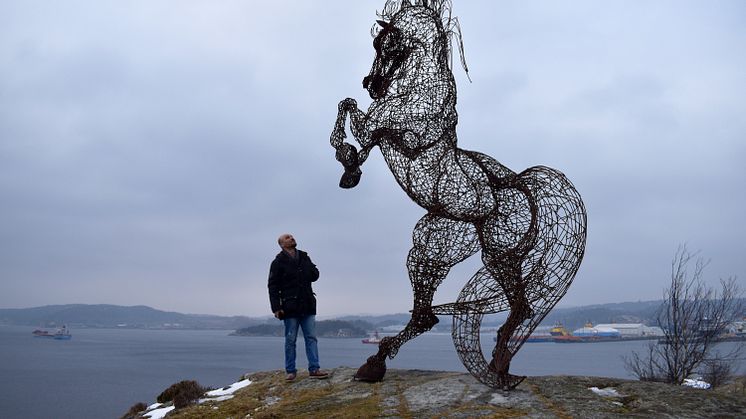 Skulpturen Syrian Horse står med fin utsikt över havet, här tillsammans med konstnären Mohannad Solaiman.