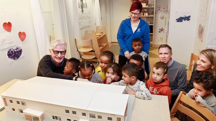 På "Alla hjärtans dag" fick Vallby förskola sin modell. På bilden syns barn på förskolan samt Charlie Hellberg, Ellen Chapman, Gustav Hanstad och Karin Cupelli.