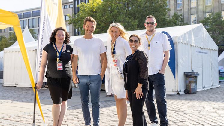 Cochlear informiert beim 36. Entdeckertag der Region Hannover – auch Steffen Krach, Regionspräsident der Region Hannover (2. von li.), stattete dem Cochlear Team um Janine Dersch (3. von li.) beim Entdeckertag einen Besuch ab