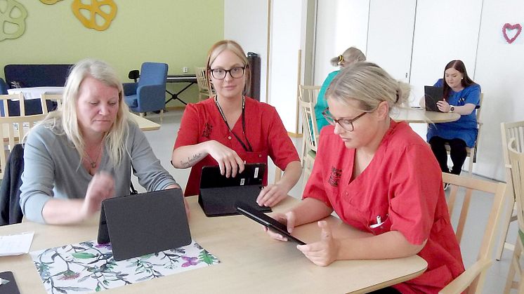 Petra Maltesson, Johanna Mandelberg Petersson och Matilda Ericsson är några av de anställda på Östralycke som lär sig hantera olika digitala verktyg för att kunna hjälpa till med videosamtal mellan de äldre och deras anhöriga.