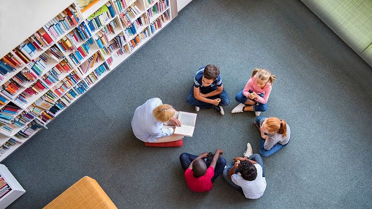 Dalarnas 15 kommuner går nu samman och tecknar ett avtal som innebär att folkbiblioteken kan fördjupa sitt samarbete och skapa en gemensam katalog och webbplats. Detta kommer att ske under det gemensamma namnet Dalabiblioteken.