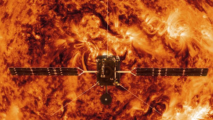 Illustration av ESA:s Solar Orbiter framför solen. Copyright: Spacecraft: ESA/ATG medialab; Sun: NASA/SDO/ P. Testa (CfA)