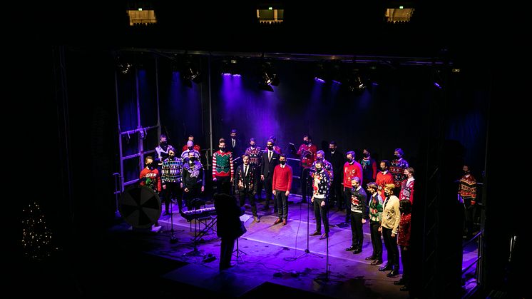 Et kor opptrer som en del av julekonsertene "Jul på Bislett". 