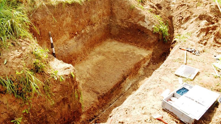 Erstaunlich gut erhaltener Fund: Archäologen haben das Grab aus der Bronzezeit nahe der Bahnlinie Regensburg-Ingolstadt und einer Straßentrasse bei Ilmendorf geborgen.