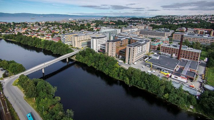 Pasienthotellet ligger sammen med hoveddelen av St. Olavs hospital på øya i Trondheim. FOTO: St. Olavs hospital.