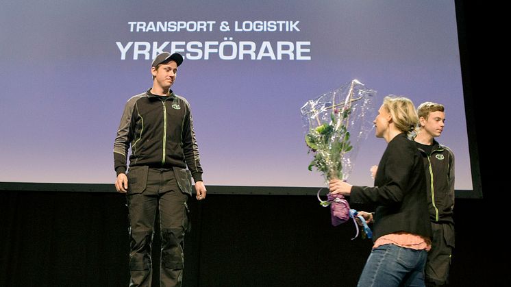 Herman Borring tar emot pris som bästa unga Yrkesförare på Yrkes-SM i Uppsala
