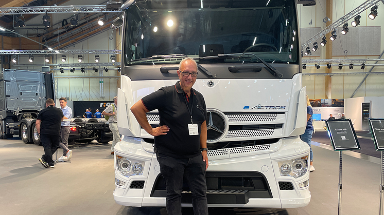 Bengt-Ove Hedborg, försäljnings- och marknadschef för Mercedes-Benz Trucks i Sverige, framför eActros 300 som visas på Elmia Lastbil. Foto: Elmia AB