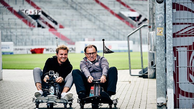 Nico Rosberg & Ewald Lienen beim ersten sozialen E-Kartrennen im Millerntor