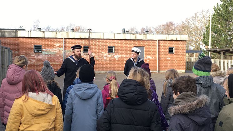 Sjippetovet blev hurtigt taget i brug af klasserne på Ebeltoft Skole. Her ses Peter Bergqvist Heuch, guide på Fregatten Jylland og Morten Siig Henriksen, medlem af PUK-udvalget i Syddjurs Kommune.