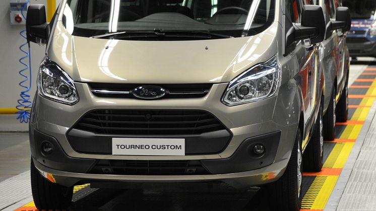 Ensimmäiset täysin uudet Ford Transit Custom ja Tourneo Custom –mallit rullasivat ulos tehtaalta 