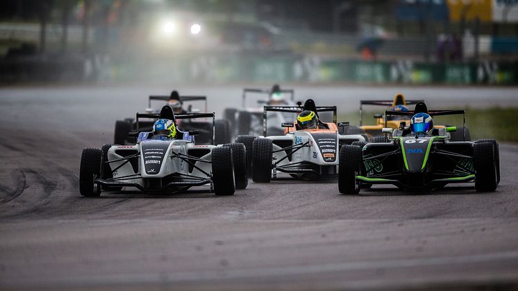 Philip Hall, Hugo Nerman och Robin Fredriksson kämpar om platsen bakom toppduon i Formula STCC Nordic i Kanonloppet i helgen.