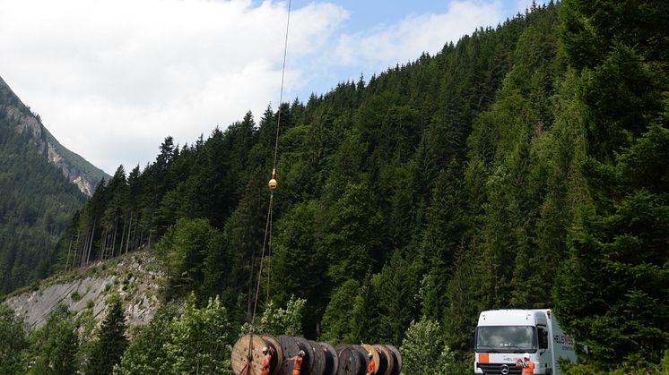 Foto: In Summe sieben Kabeltrommeln transportierte der Transporthubschrauber zur Taubensteiner Bergstation