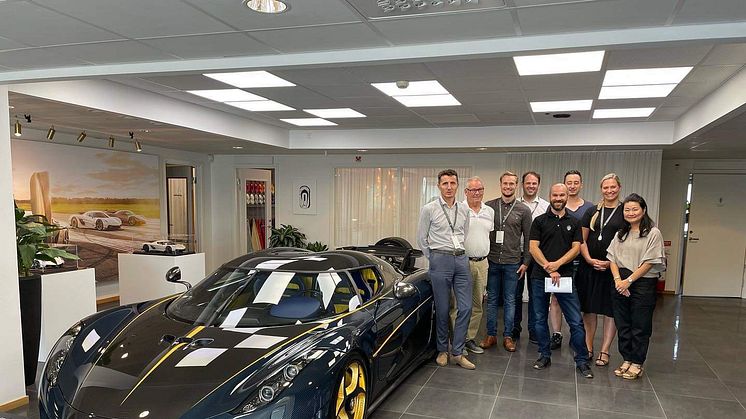 Proton Engineering på studiebesök hos Koenigsegg. Längst till vänster försäljningschef Iosif Hampel och längst till höger Shino Lövstad Waldegren som är Junior Strategic Purchaser på Koenigsegg.