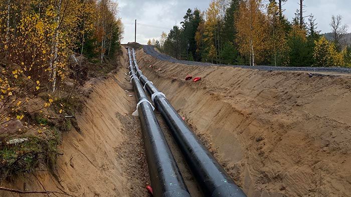 Arbetet med att gräva den 12 km långa fjärrvärmeledningen från Torsvik till Jönköpings centrala delar löper på. När den nya ledningen tas i drift hösten 2021 bidrar den till att satsningarna på kraftvärmeverket på Torsvik kan utnyttjas fullt ut. 