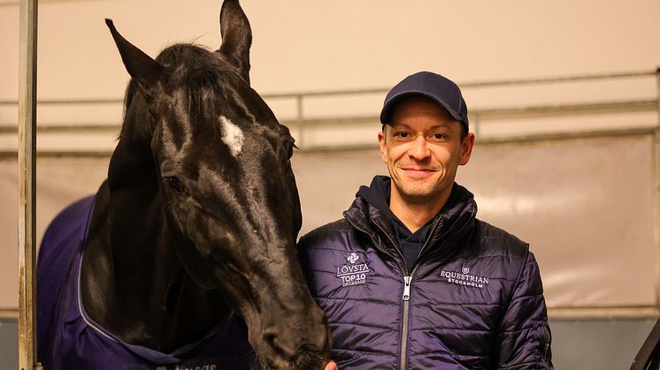 Svarte hingsten Dante Weltino OLD och Årets hästskötare Sebastian Ulrich. Foto: Pernilla Hägg