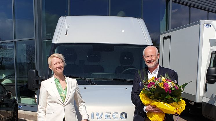 Anders Nilsson gratulerades till 25 fantastiska år på IVECO av HR-chefen Kathrine Winther.