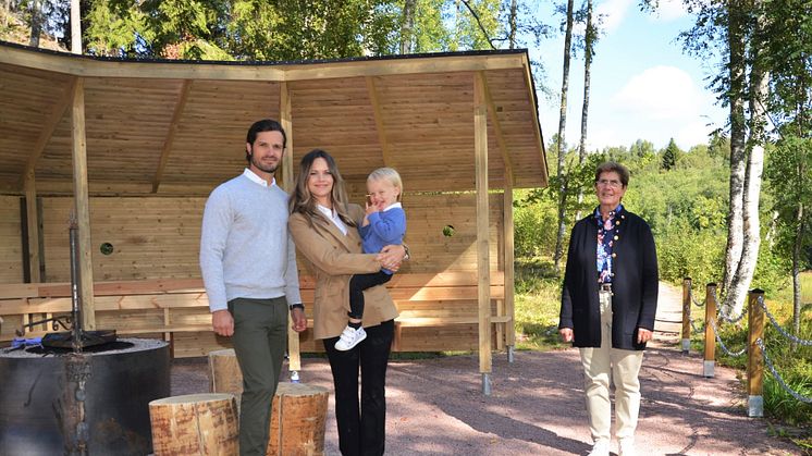 Deras Kungl. Högheter Prins Carl Philip och Prinsessan Sofia samt Prins Gabriel och landshövding Ylva Thörn vid Prins Gabriels rastplats. Foto: Kajsa Kilström/Länsstyrelsen i Dalarnas län